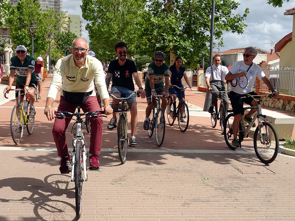 Cicilisti sul lungomare di follonica