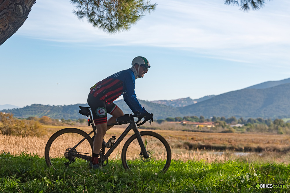 Ciclista sulla ciclabile tra follonica e puntone