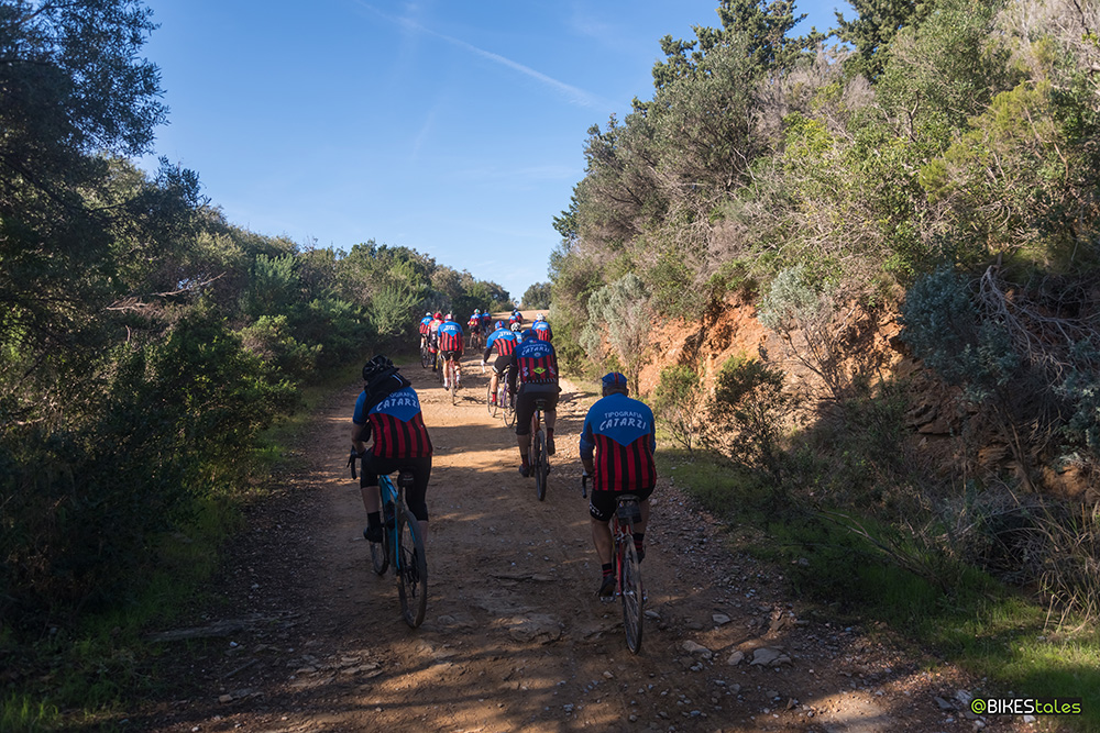 Ciclisti del team catarzi in pedalata su Cala Violina