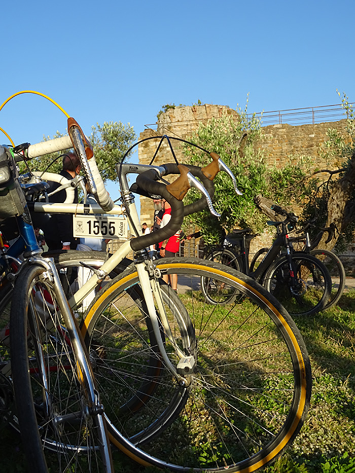 Scarlino Castello con le biciclette