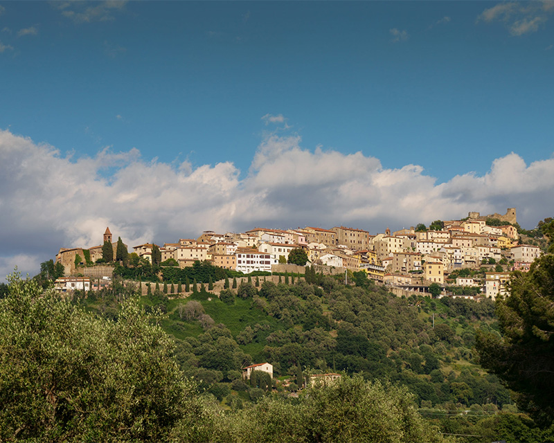 Scarlino paese panoramica dal basso